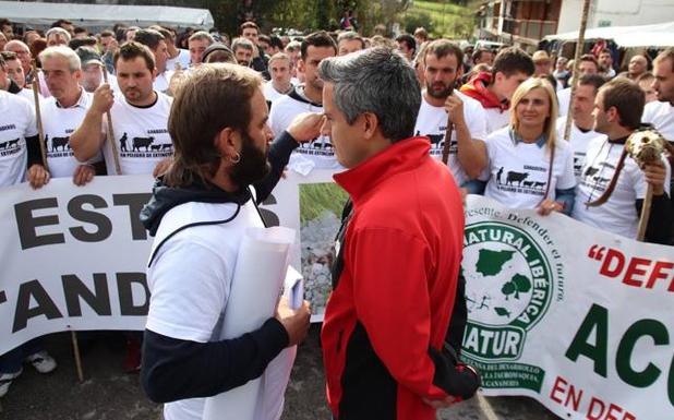 El apoyo del PSOE a la protesta de los ganaderos tensa las relaciones en el bipartito