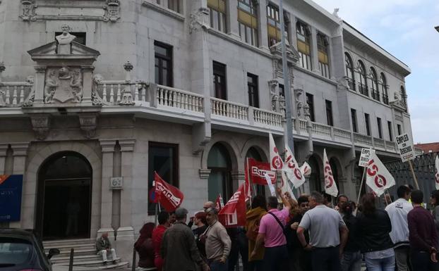 Los trabajadores de Ampros protestan por el recorte de derechos laborales