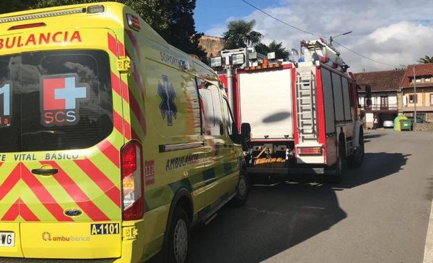 Dos heridos por inhalación de humo en el incendio de un garaje en Los Corrales