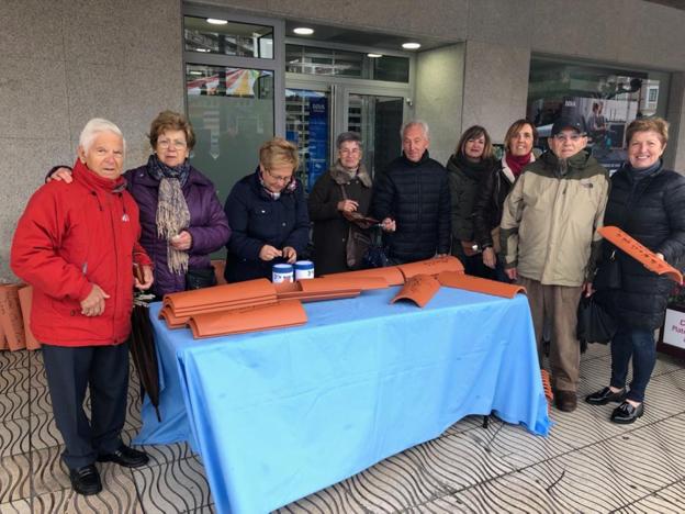 La campaña para reparar el tejado de la iglesia alcanza las mil tejas vendidas