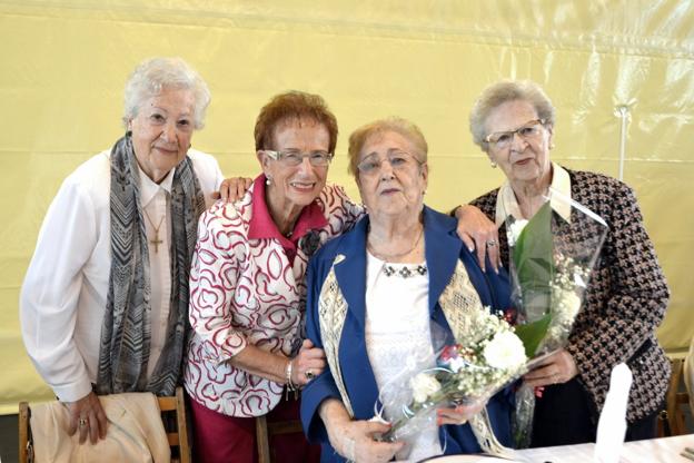 Más de 200 personas asistieron al tradicional homenaje a los abuelos