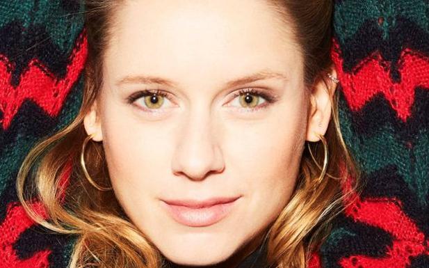 Manuela Vellés se estrena como cantante