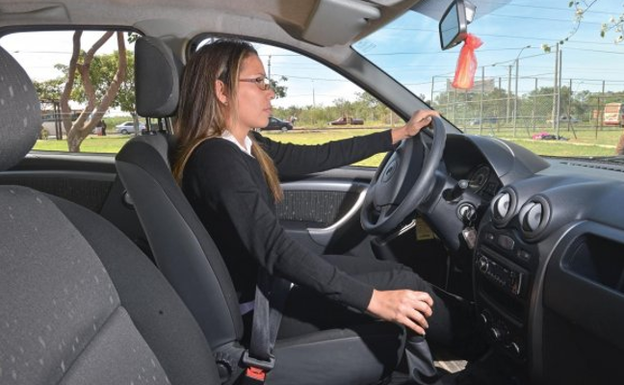 Mujer al volante... conducción más segura