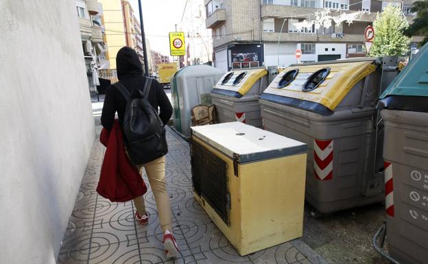 Los vecinos de La Inmobiliaria se quejan por la suciedad de las calles y el estado de los jardines