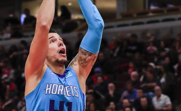 Los Hornets ganan a los Pistons en el duelo entre Willy Hernangómez y Calderón