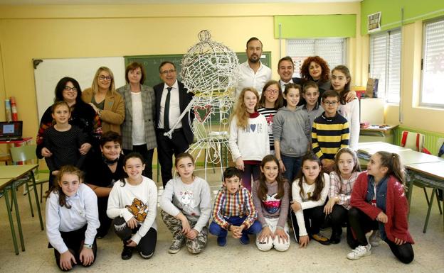 Escolares de 15 colegios decorarán la plaza Mayor de Torrelavega por Navidad