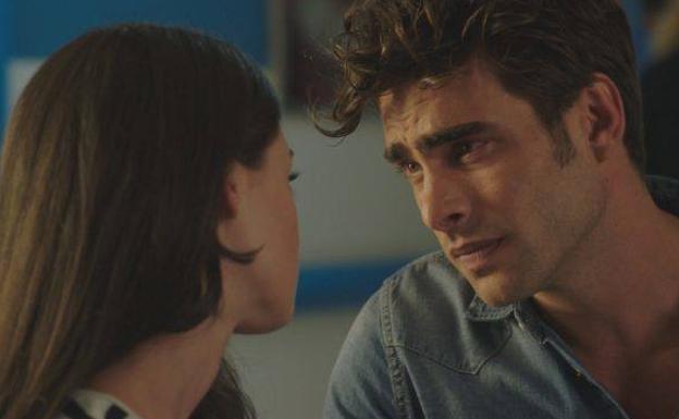 Elena Rivera y Jon Kortajarena: plan de sofá, serie y manta para descubrir lo que oculta la familia de 'Saraula'