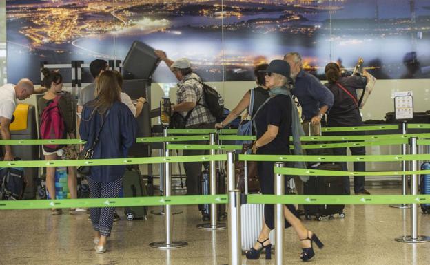 Detenidos tres georgianos por intentar volar desde Santander a Edimburgo con documentación falsa