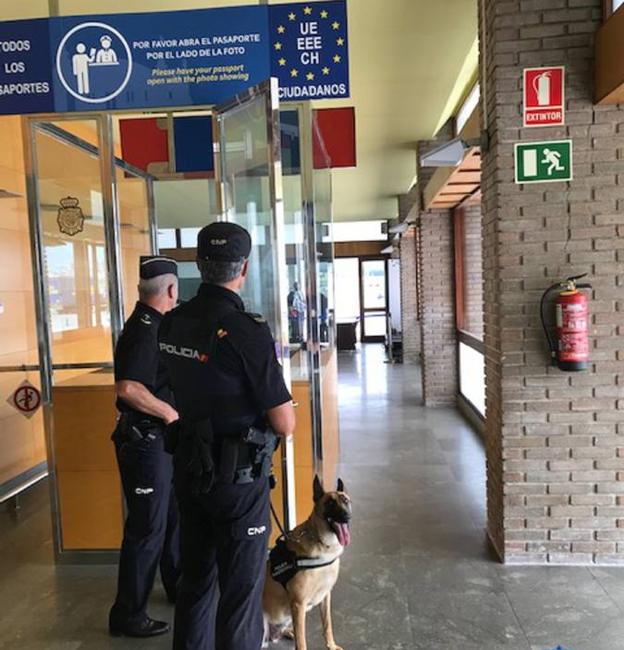 La Policía detiene a tres personas que querían volar a Escocia con documentación falsa