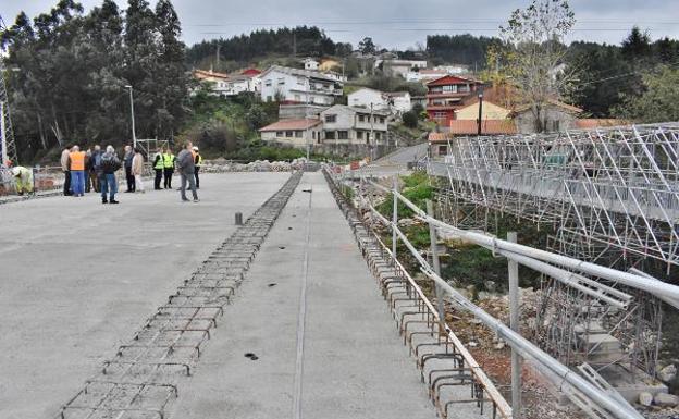 La pasarela peatonal sobre el río Besaya en Los Corrales será historia la semana que viene