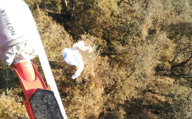 Rescatado un parapentista atrapado en un árbol en Cabezón de Liébana