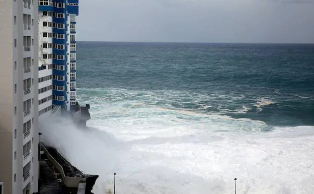 El fuerte oleaje rompe el balcón de una tercera planta en el norte de Tenerife