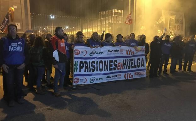 La huelga de prisiones deja El Dueso con «10 funcionarios para 450 presos»