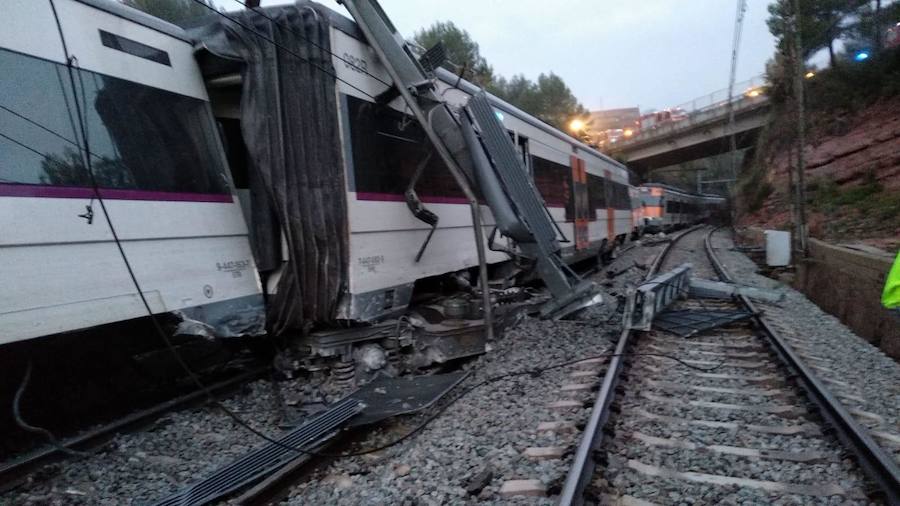 Muere un hombre al descarrilar un tren de cercanías en Barcelona y salir disparado del vagón