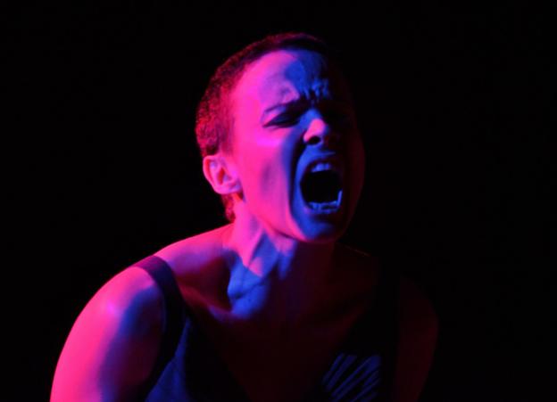 Ábrego clausura 'Mujeres que cuentan' con el estreno del manifiesto feminista 'SCUM'