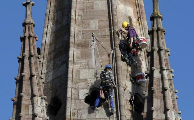 Reparan la fachada de la iglesia de La Asunción ante el riesgo de caída del pararrayos