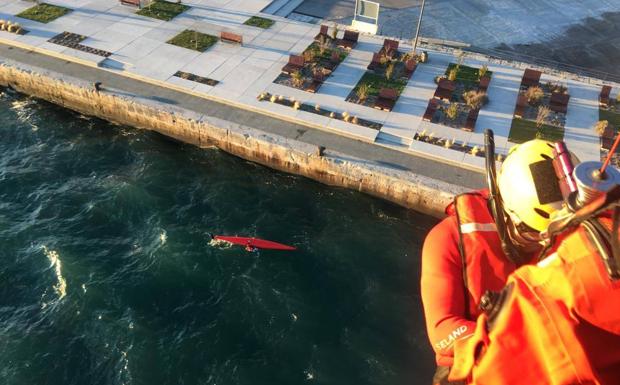 Rescatan en helicóptero a un piragüista volcado en la bahía de Santander