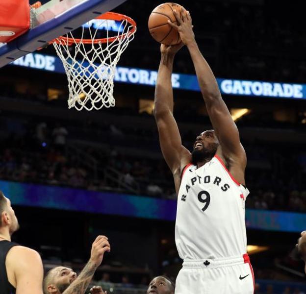 Ibaka brilla en la victoria de los Raptors ante los Magic