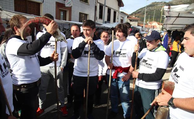 Oria defiende la gestión del lobo frente a las críticas de la oposición