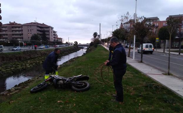 Una moto y un carro de la compra: cosas que se encuentran en la ría de Castro Urdiales