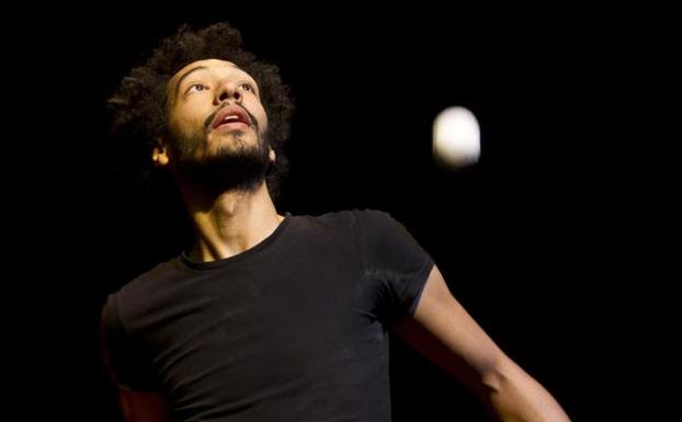 «Los malabares me han enseñado a conocer mi cuerpo y mi sexualidad»