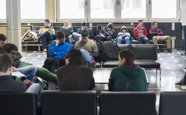 Alumnos de la Universidad de Cantabria se suman a una consulta nacional sobre la Monarquía