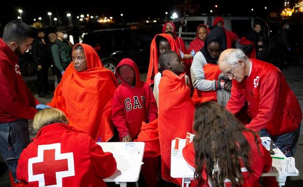 Muere una inmigrante embarazada y buscan a trece desaparecidos en el mar de Alborán