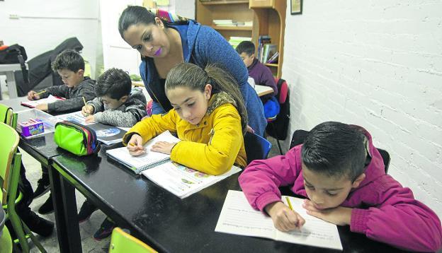 «Por estudiar no dejamos de ser gitanos»