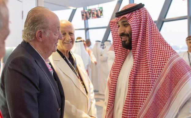 El inoportuno saludo de don Juan Carlos al heredero saudí en Abu Dabi