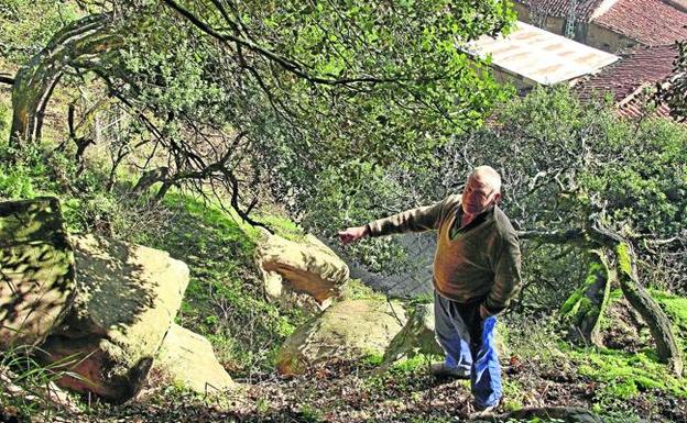 Varias rocas de gran tamaño amenazan las casas del pueblo lebaniego de Lles