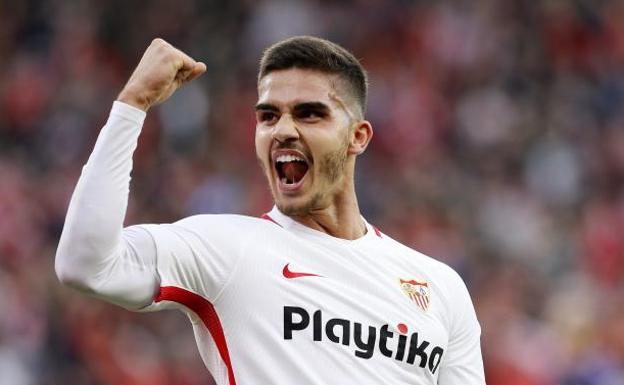 Un gol de André Silva sitúa líder a un Sevilla sin vértigo a las alturas