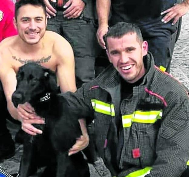 El bombero de Castro que salvó a un perro de la muerte en su última guardia