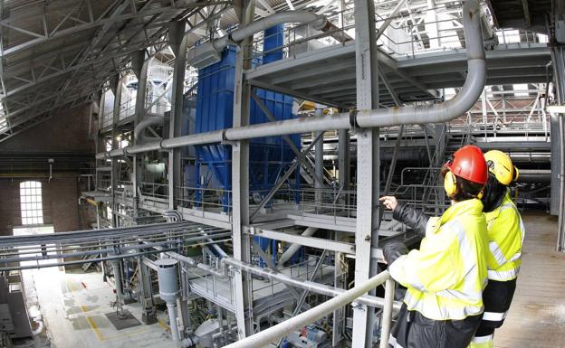 Los trabajadores no aceptan las pretensiones de Solvay y bloquean el convenio colectivo