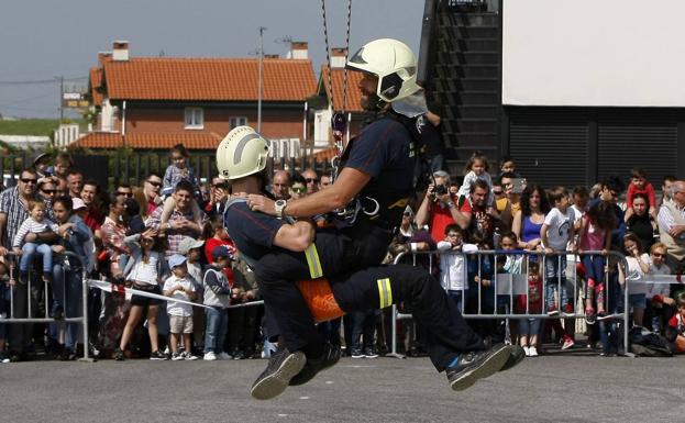 Noventa aspirantes a tres plazas de bombero en Santander