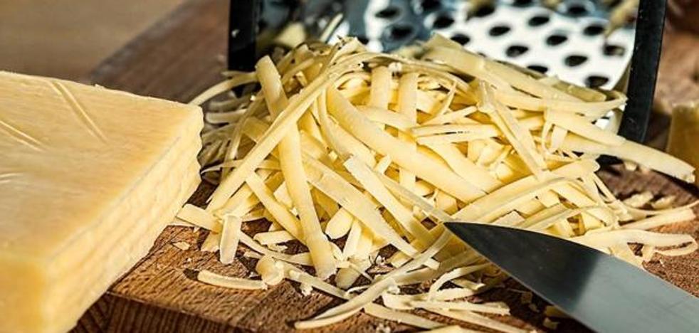 La técnica que demuestra cómo rallar bien el queso