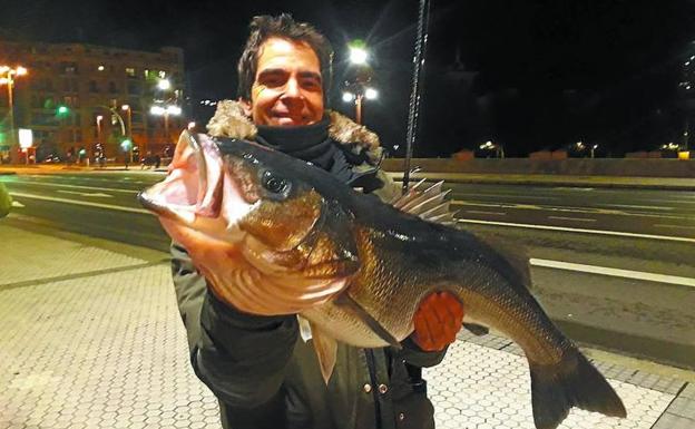 Pesca una lubina de 8,1 kilos en la desembocadura del Urumea