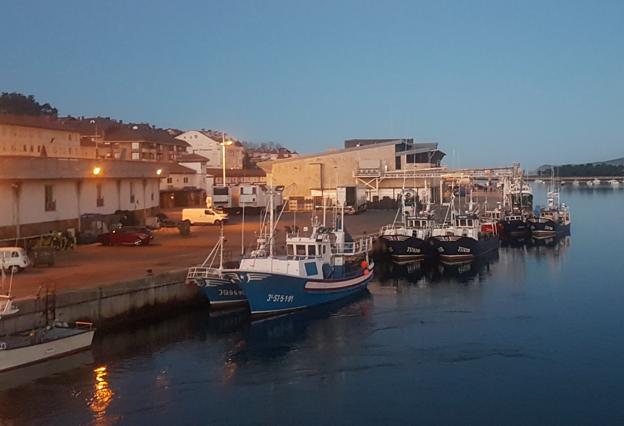 Los pescadores critican la deficiente iluminación del puerto de San Vicente de la Barquera