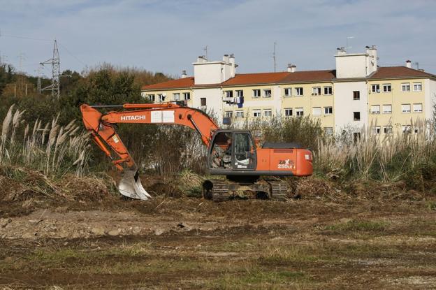 El Serca limpia la finca 'Prado del Roble' tras las quejas de los vecinos del Barrio Covadonga