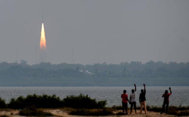 La India lanza con éxito en un solo cohete 31 satélites, incluido uno español