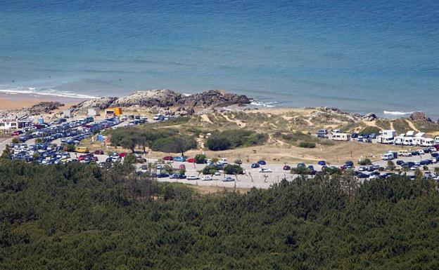 El Parque de las Dunas de Liencres propone un gálibo para controlar el acceso de autocaravanas