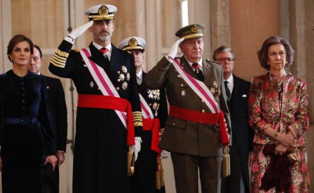 Don Juan Carlos regresa a la actividad de la Familia Real de la mano de la Constitución