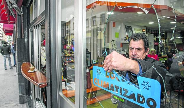 Destrozan las cristaleras de tres bares en el barrio de La Inmobiliaria