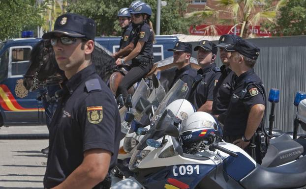 Detenida por abandonar en coche a dos hijos menores mientras se iba de copas