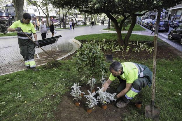 El contrato de parques y jardines enfrenta a los trabajadores con el Ayuntamiento