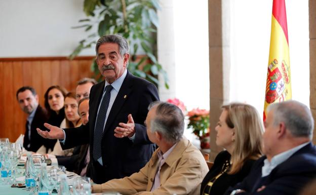 Borrell pide a Revilla que haga de «puente» entre España y México