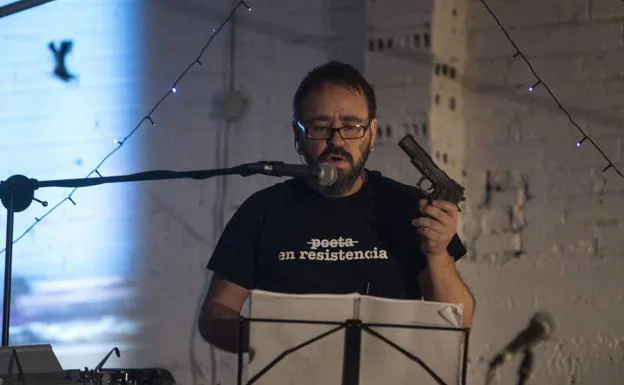 La poesía «explosiva» de Carlos Da Aira llega a Santander de la mano de La Surada
