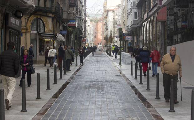 Los peatones ya pueden pasear por las nuevas aceras de la calle Cervantes