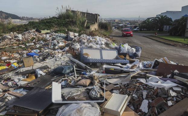 Los 450 trabajadores del polígono de Elegarcu viven «rodeados de basura»