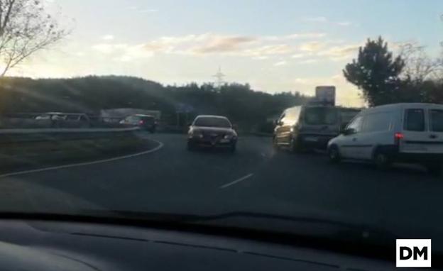 Un coche circula en dirección contraria por la rotonda de Sierrallana