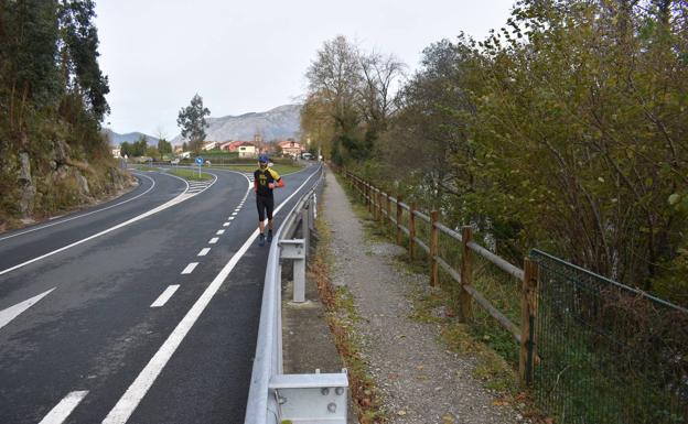 La Confederación obliga a retirar parte de la valla de protección de la senda fluvial del Besaya